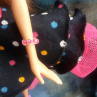 černé bavlněné šatičky s puntíky a korálky pro Barbie        