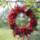 Věnec s červenými růžičkami, hortenzií a bobulkami
