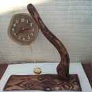 Stolní kyvadlové dřevěné hodiny , ručně vyráběné.