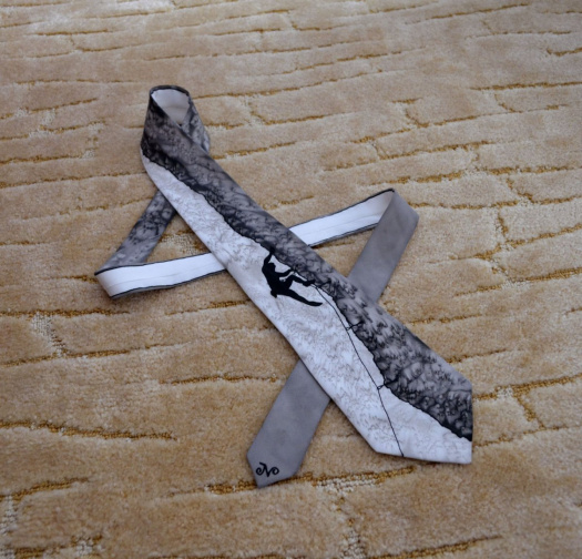 Hedvábná kravata s horolezcem - černo-šedá 1991155
