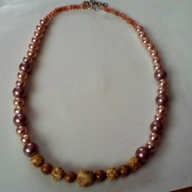 náhrdelník z béžových korálků a perel