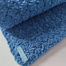 Deka háčkovaná modrá z měkké a teplé příze 75x68cm
