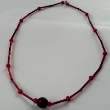 červený náhrdelník z rokajlů