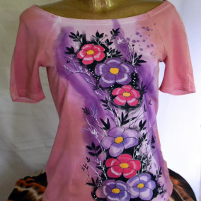 Růžové tričko s barevnými květy