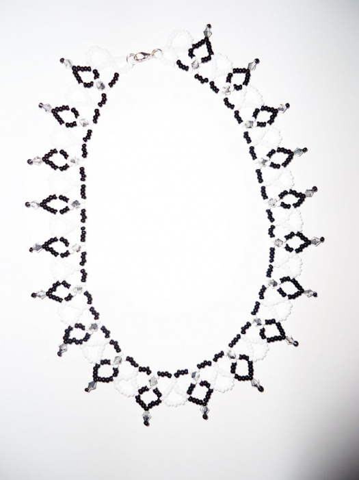 Černobílý náhrdelník