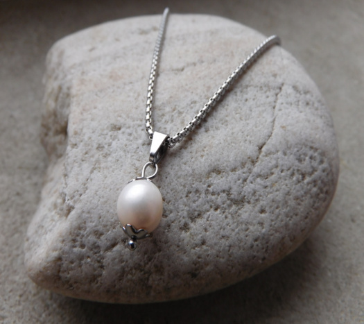 Přívěšek - Bílá perla na řetízku