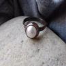 Měděný prsten  s pravou říční perlou