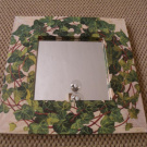 Dřevěné zrcadlo s břečťanovými listy
