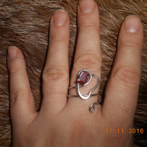 Tepaný prsten zdobený jaspisem - srdíčko