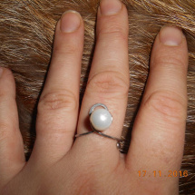 Tepaný prsten zdobený perličkou