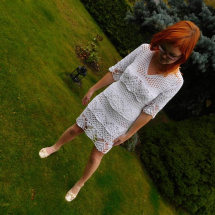 bílé šaty s kanýrama