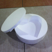 Krabička průměr 15 cm, uvnitř srdce - polystyren