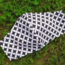 Černobílá - rouška tvarovaná, dvouvrstvá s kapsou 