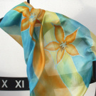 Hedvábný šátek: Květované pruhy