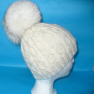 bílá čepice s maxi kožešinovou bambulí
