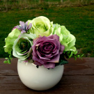 Kytice zelených a růžových růží v keramické kouli_dekorace na stůl