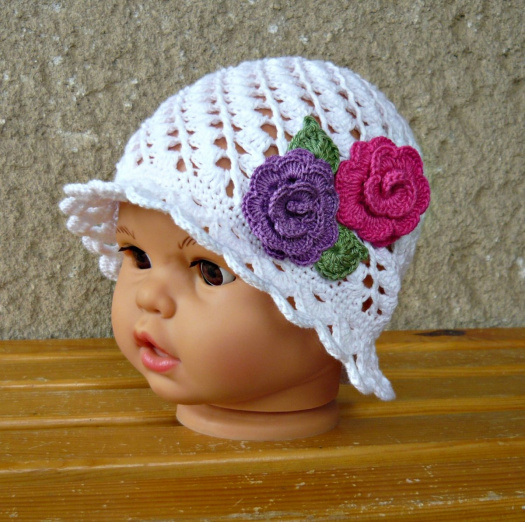Háčkovaný klobouček bílý s růžičkami