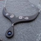 Dřevěný šperk - eben, lapis lazuli a ocel