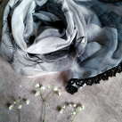 Navždy a daleko - černobílý šátek s krajkou