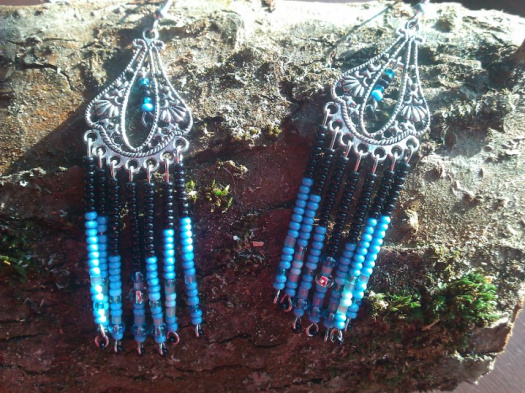 Dlouhé náušnice - modré a černé korálky