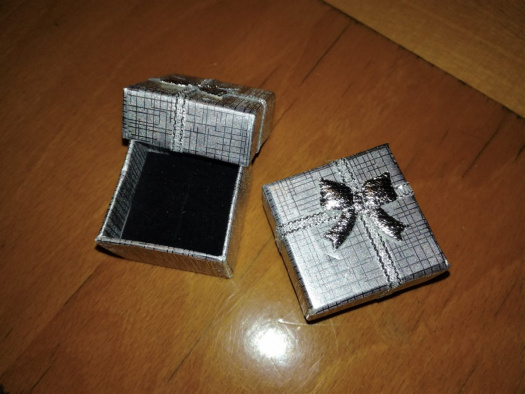 Dárková krabička na šperky - stříbrná s mašlí
