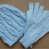Čepice a rukavičky v něžně modré...