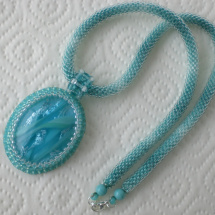 Tyrkysový náhrdelník s přívěsem.