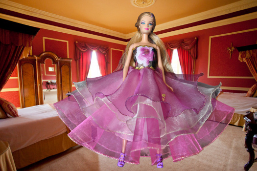 růžové šatičky se zlatým zdobením pro Barbie