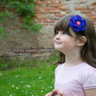 Dívčí čelenka s háčkovanou květinou