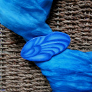 Azurová - malovaná dřevěná brož