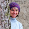 Pletený baret v barvě lesních plodů