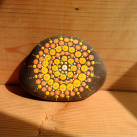 Malovaný kámen s mandalkou č. 2