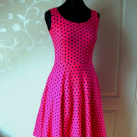 Růžové šaty s puntíkem ala 50léta