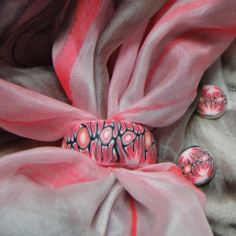 Růžovočerný  šál se sponou