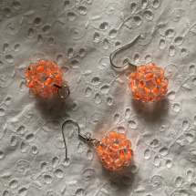 oranžové kuličkové naušnice s přívěskem