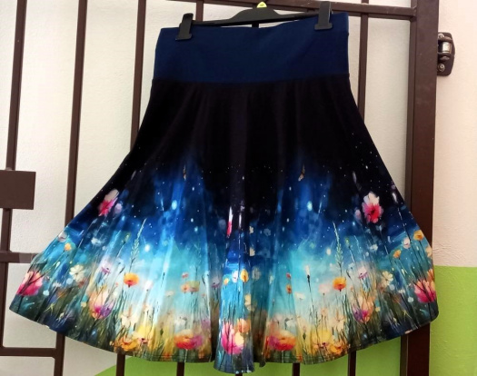Půlkolová sukně - luční kvítí na tmavě modré S - XXL