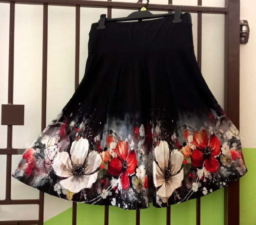 Půlkolová sukně - květy na černé S - XXL