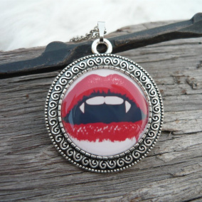 Náhrdelník Vampire Kiss + náušničky jako dárek