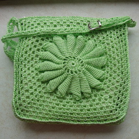 Zelená kabelka s květinou