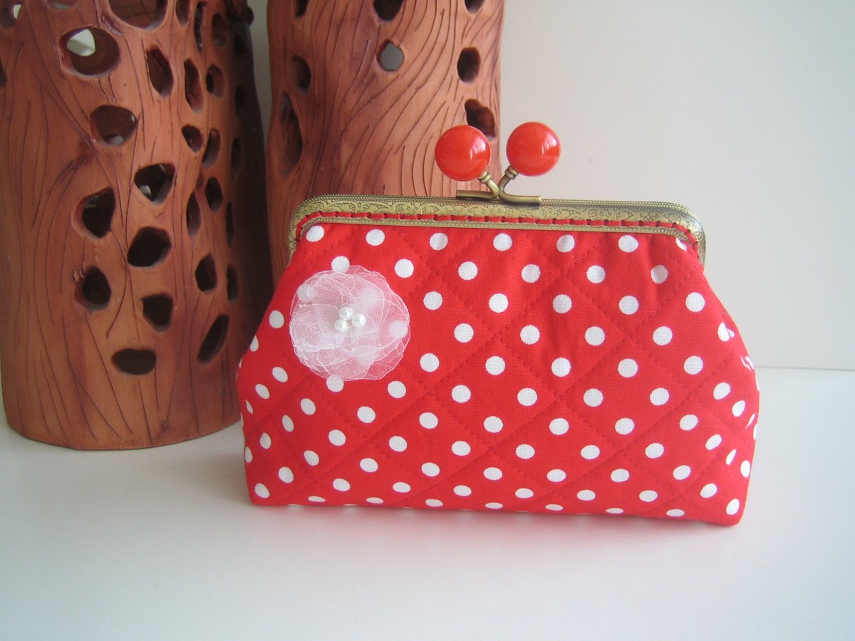 Červená s bílými puntíky 