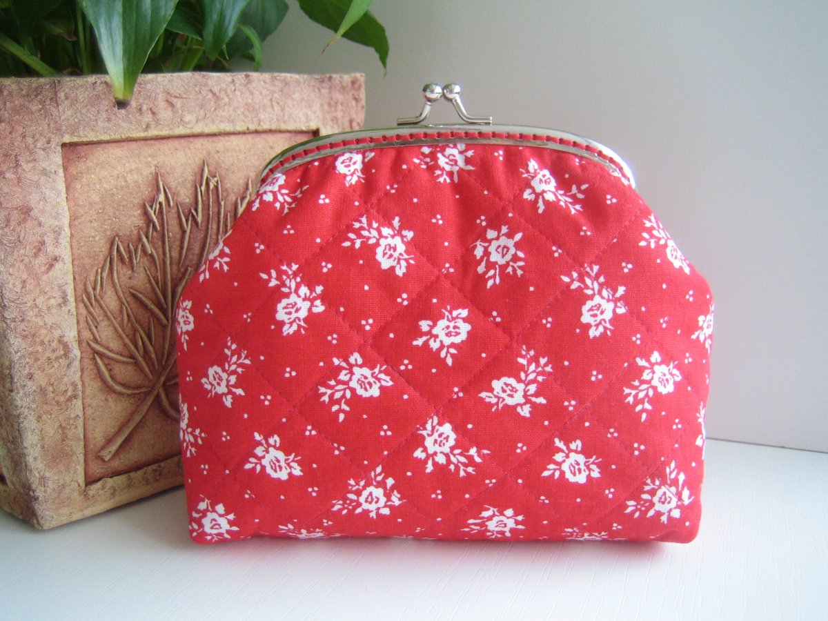 Bílé květy na červené