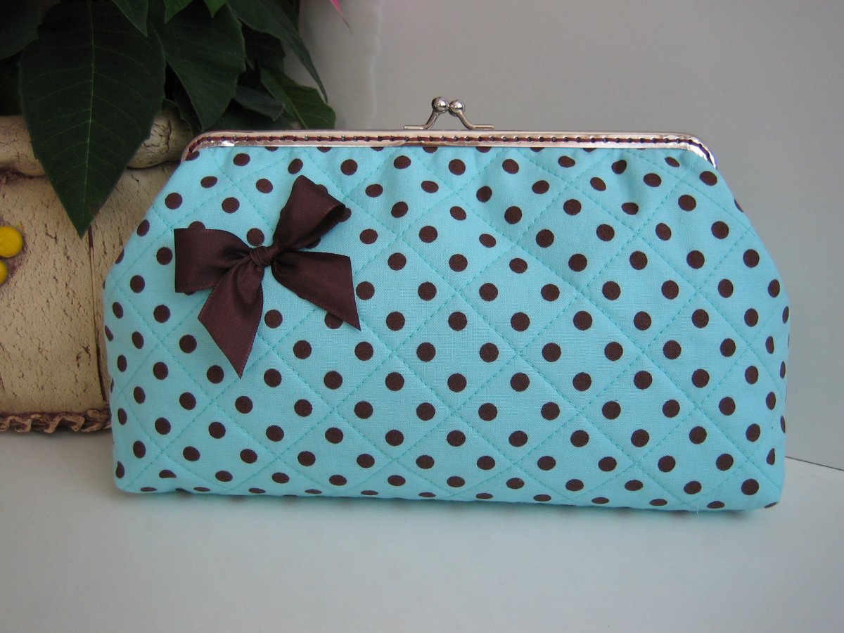 Hnědé puntíky na azurové