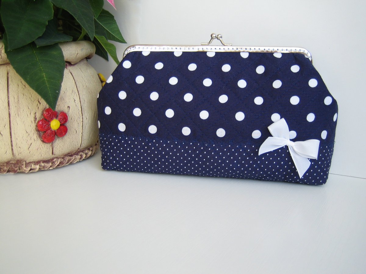 Velké i malé bílé puntíky na modrém