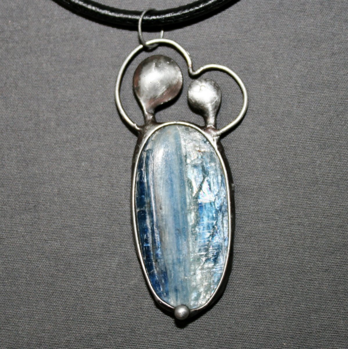 Madonka - kyanit (disten)