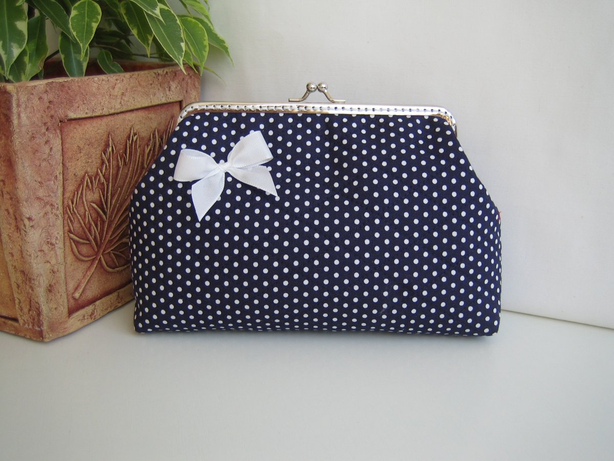 Bílé puntíčky na modrém