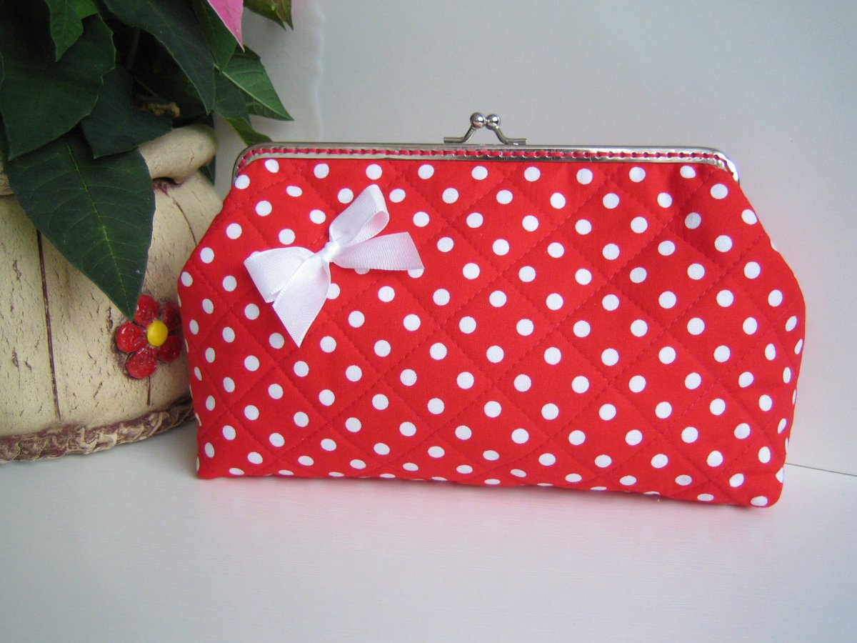 Bílé puntíky na červené s mašličkou