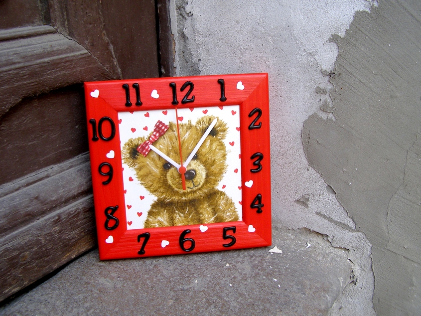 Dětské závěsné hodiny - Medvídek červený