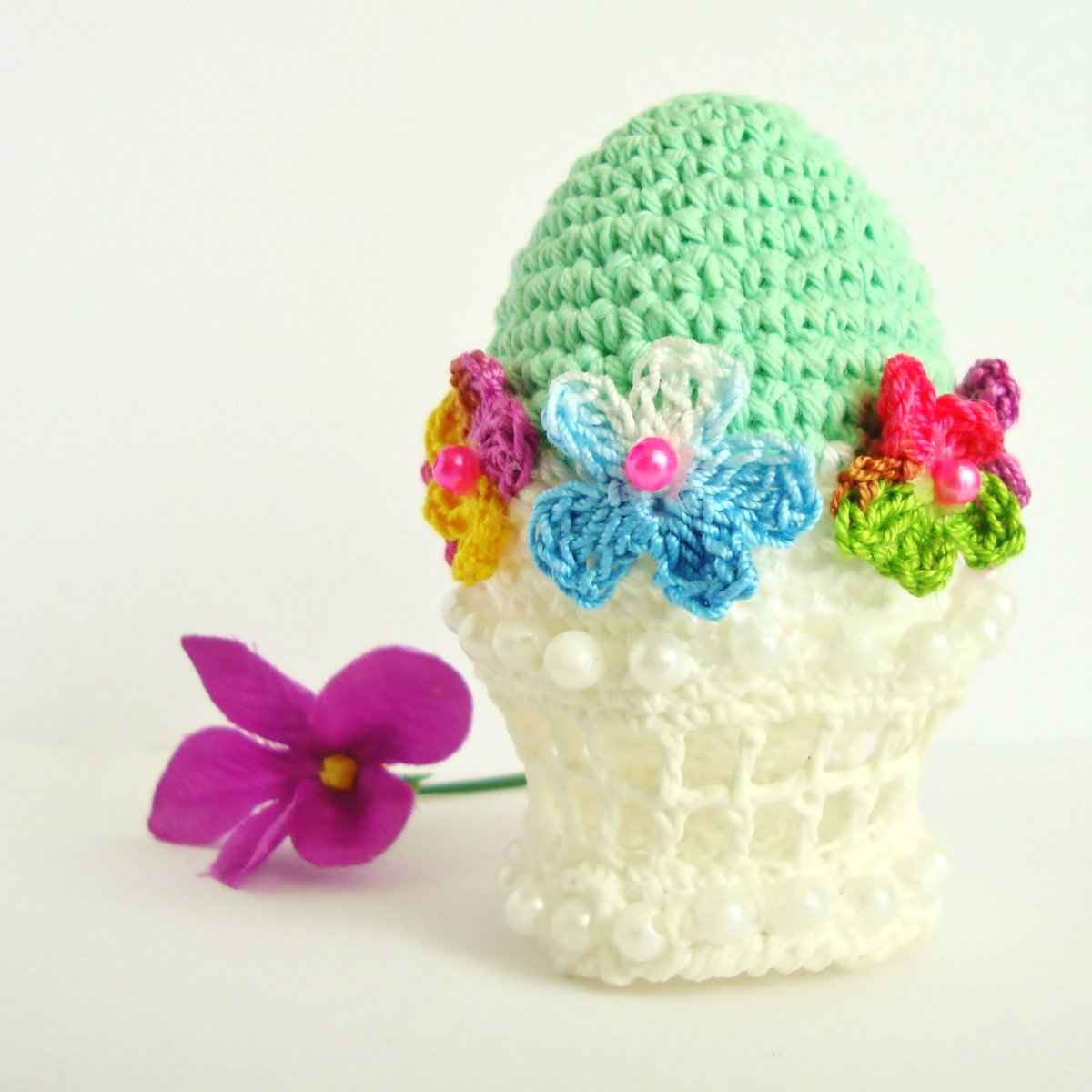 Velikonoční vajíčko v košíčku