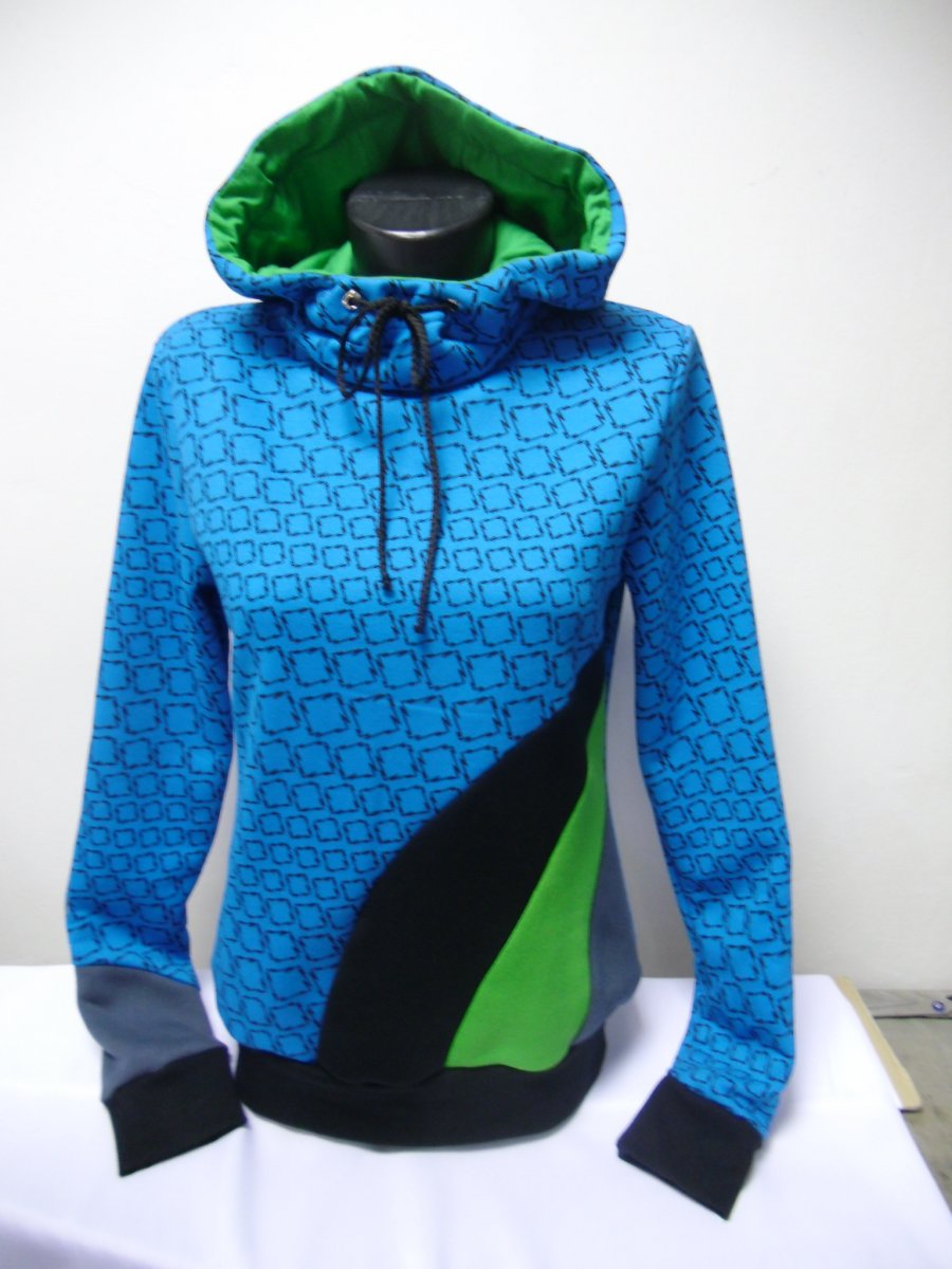 Tyrkysová mikina se zelenou kapucí