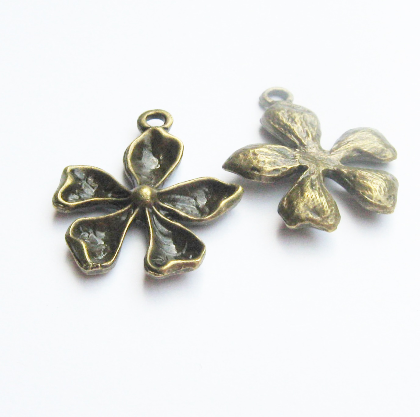 Květ 26 x 22 mm 2 ks.